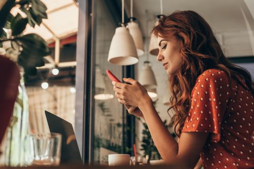 Smartphone: Όχι μόνο στην επικοινωνία – Γιατί «κυριαρχούν» στον «έξυπνο» κόσμο